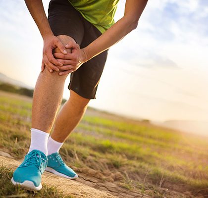 photo d'un coureur se tenant le genoux à cause de douleurs