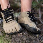 Une paire de FiveFingers V-Trek, un modèle de chaussure minimaliste prévu pour la marche