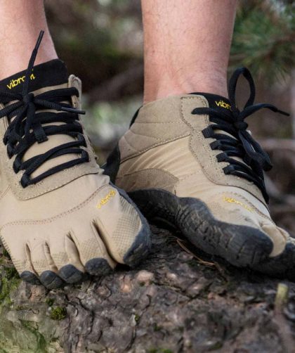 Une paire de FiveFingers V-Trek, un modèle de chaussure minimaliste prévu pour la marche