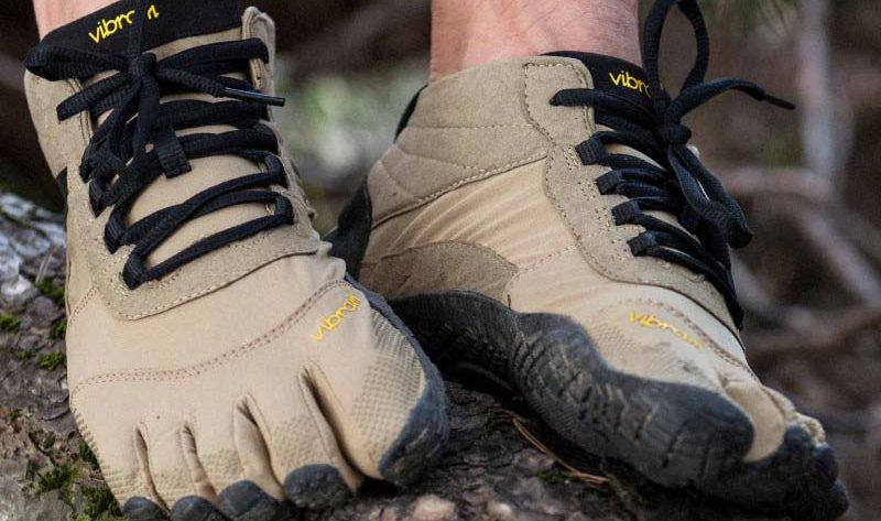 Une paire de FiveFingers V-Trek, un modèle de chaussure minimaliste prévu pour la marche