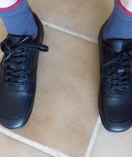 Photo des chaussures minimalistes en cuir Dionysus ANGLES portées