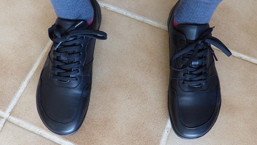 Photo des chaussures minimalistes en cuir Dionysus ANGLES portées