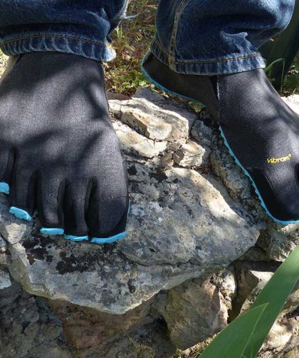Test des fivefingers CVT-LB : photo des orteils agrippant une pierre