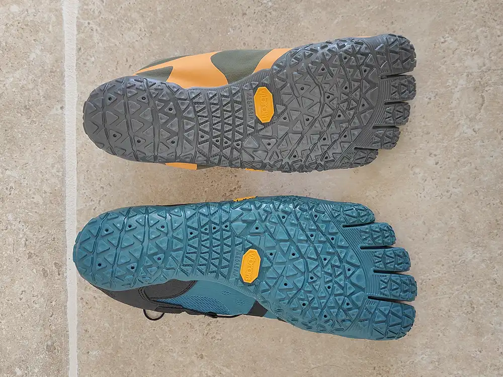 Photo comparative entre la semelle extérieur des Fivefingers Spidrwalk en bas et la semelle des V-Alpha en haut