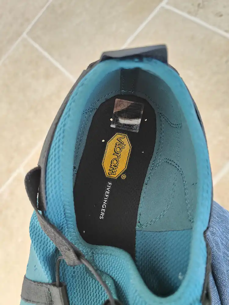 Photo montrant la perforation de la semelle des Spidrwalk, ainsi que le tissu intérieur au niveau su talon