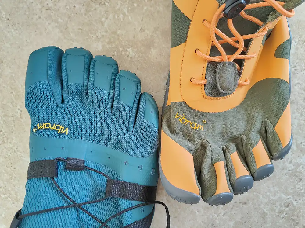 Photo vue de dessus de la toe box et du tissu des Fivefingers Spidrwalk comparé aux V-Alpha