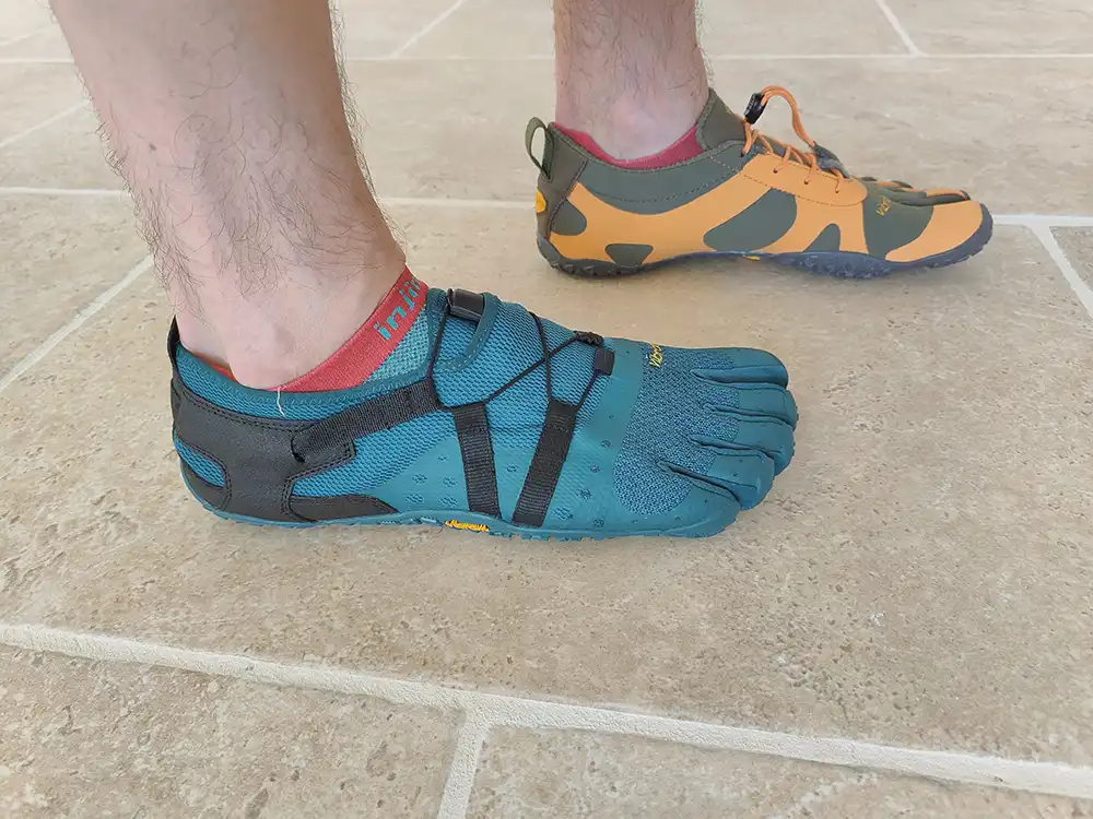 Photo comparative entre Fivefingers Spidrwalk en premier plan et V-Alpha en second plan, toutes deux vue de coté