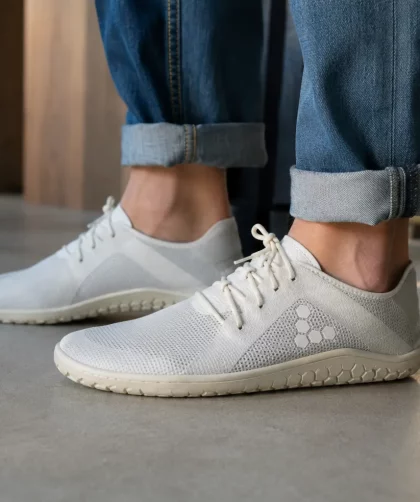 Photo de chaussures minimalistes portées au quotidien