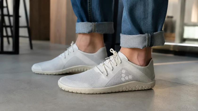 Photo de chaussures minimalistes portées au quotidien