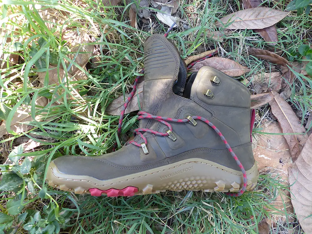 Chaussures barefoot Tracker Leather AT II de Vivobarefoot, vu de coté avec la  languette bien ouverte pour montrer le soufflet
