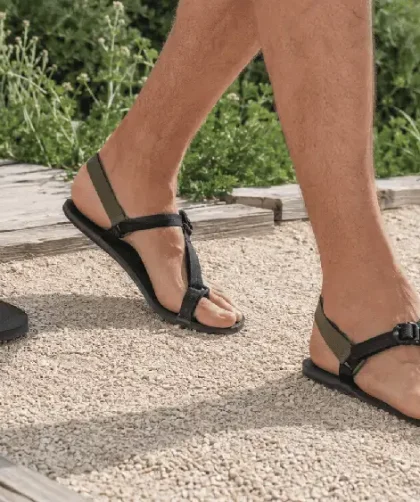 Comparaison entre sandales minimalistes et tongs pour marcher l’été